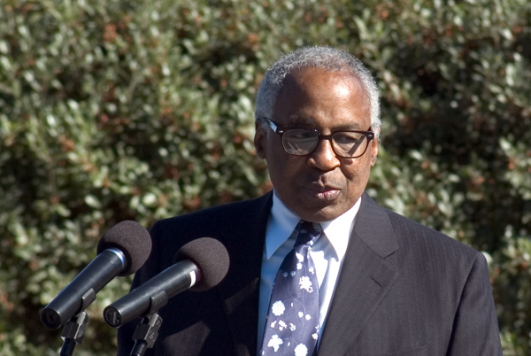 Robert Guillaume while giving speech